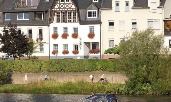 Zell Apartamento | Encantador Bright Riverside Apartments, Zell Mosel, en Hahn Airport Bus Ruta