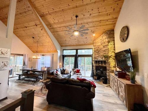The Galena Territory Casa | Gorgeous cabin 3bdrm/3bth, hot tub, fireplace, kid/pet friendly