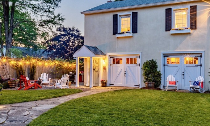 Annapolis Apartamento | Gorgeous Carriage House close to USNA, walk to stadium, free parking, pets+kids