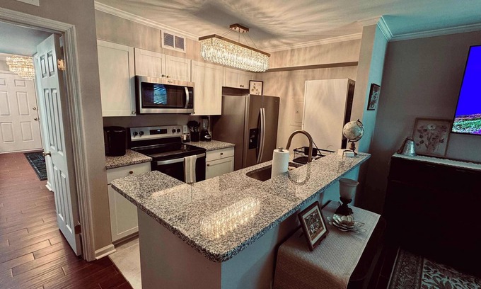 Auburn Condominio | Gorgeous Condo across from Vet School - King Bed, Full Kitchen, Pool