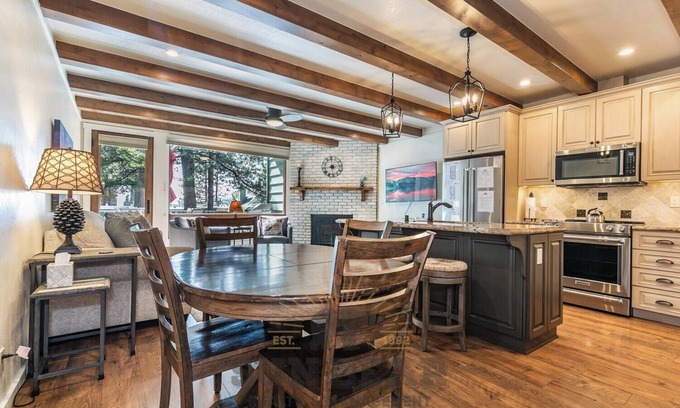 Incline Village Condominio | Gorgeous Condo with Beach Access! (LA99945)