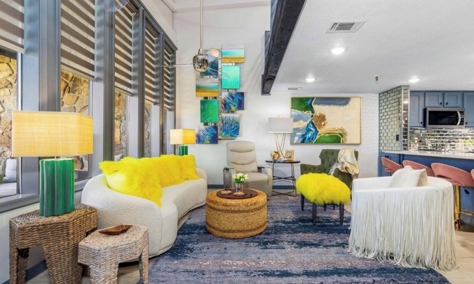 Afton Condominio | Gorgeous condo with patio and lake view in Monkey Island near Shangri-La.