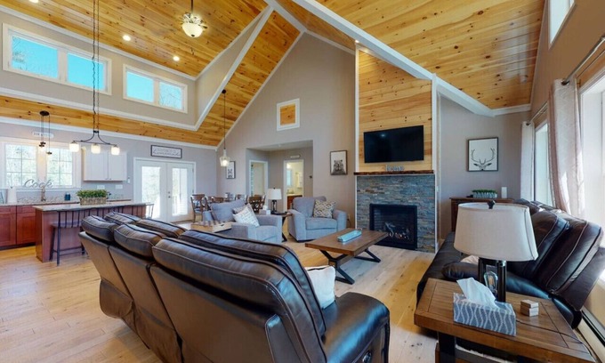 Conway Casa | Gorgeous Conway Home A/C, Hot Tub & Full Game Room