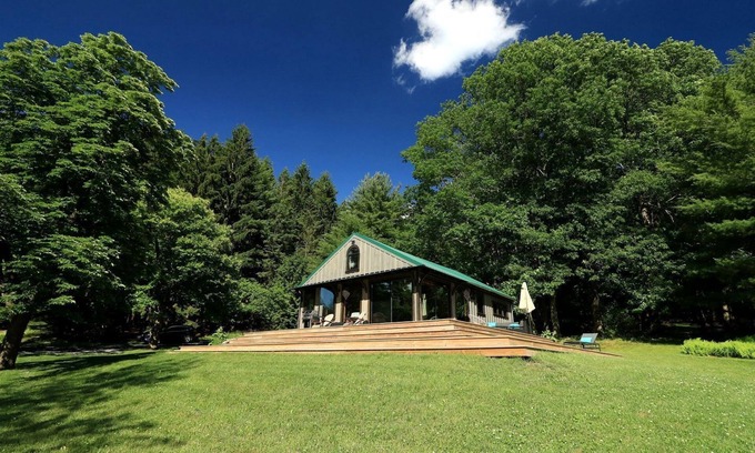 Spring Mills Cabina | Gorgeous Cottage for Two, Overlooking Pond on 20 acres, Glamping in Pennsylvania