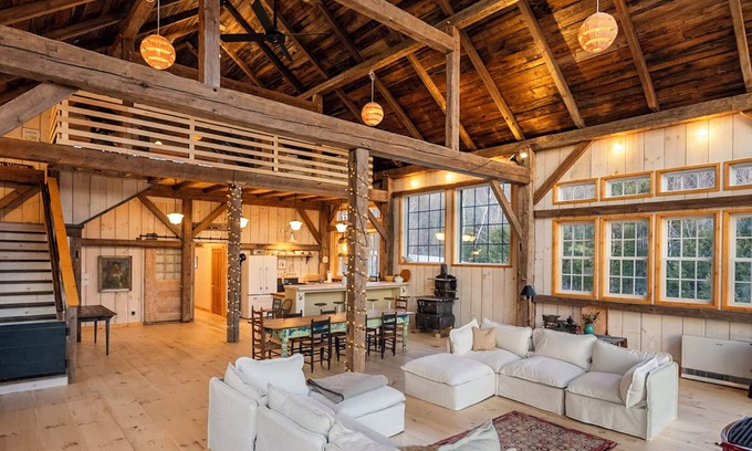 South Londonderry Casa | Gorgeous couples barn with WiFi & hot tub in lovely Londonderry