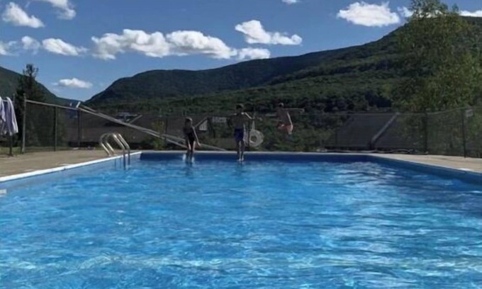 Hunter Casa | Gorgeous & Cozy Mountain View with Wood Stove! Ski / Hiking / Wi-Fi / Pool