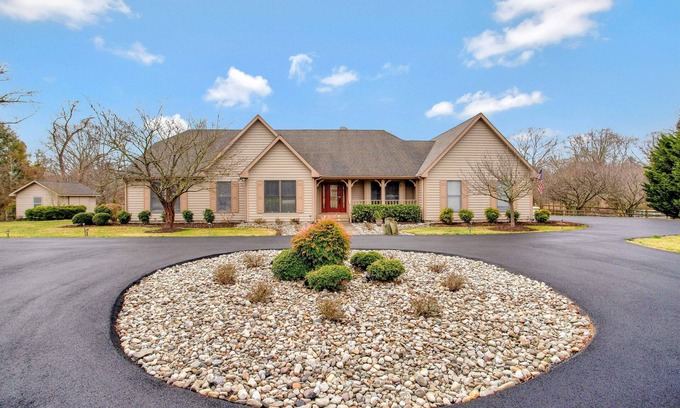 Queenstown Casa | Gorgeous Creek Side Ranch-Style Estate With Dock