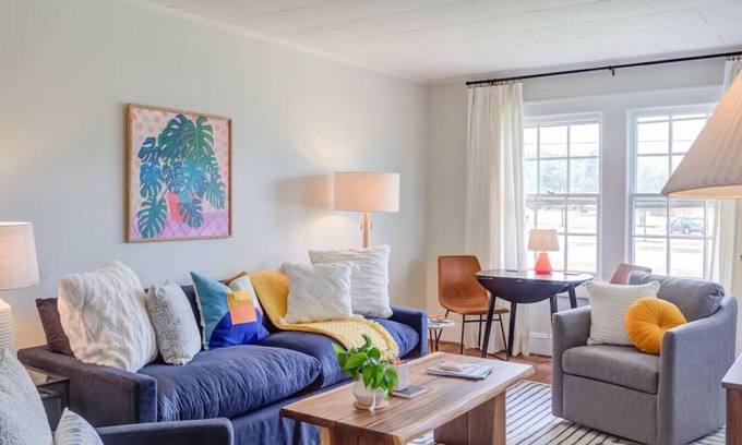 Graham Casa | Gorgeous duplex home near charming park