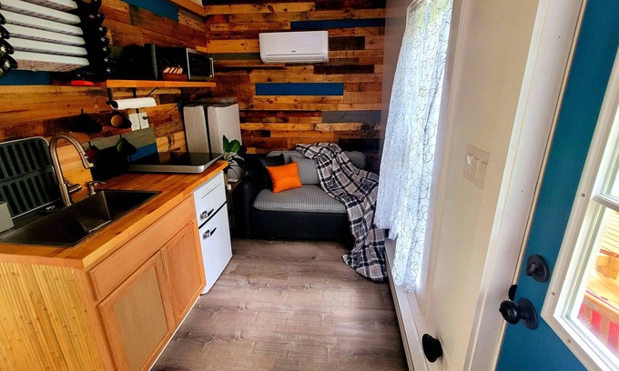 White Mills Cabina | Gorgeous free standing Treehouse cabin with all the amenities!