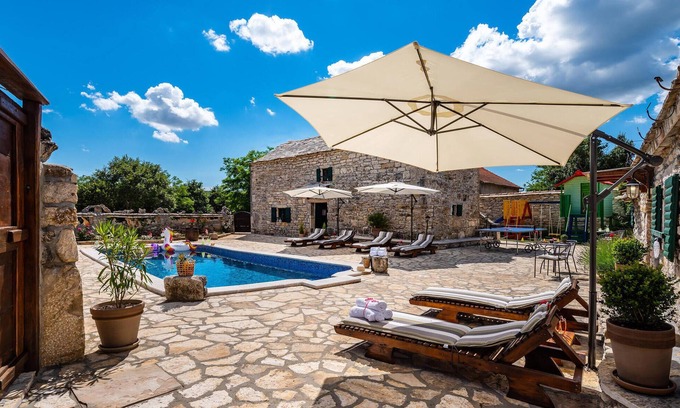 Benkovac Casa | Preciosa casa en Zelengrad con cocina.