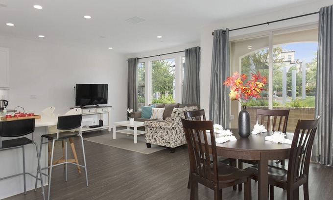 Lake Forest Casa | Hermosa casa con hermosa vista | Spectrum Center # 7137
