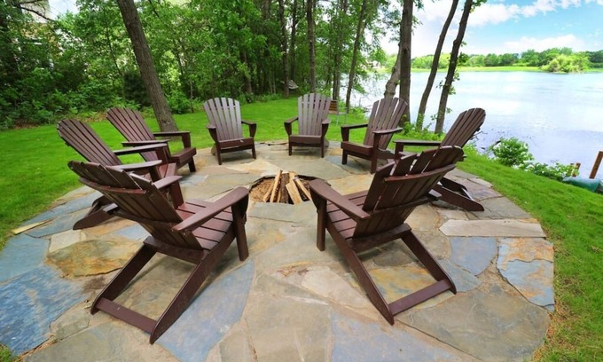 Inver Grove Heights Casa | Gorgeous Lake Home with Hot Tub - by MOA and MSP