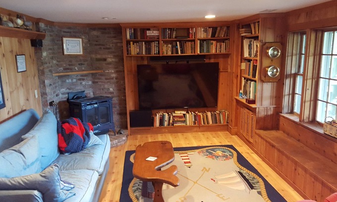 East Harwich Apartamento | Gorgeous lake beachfront private apartment with canoe, kayaks, & home theatre