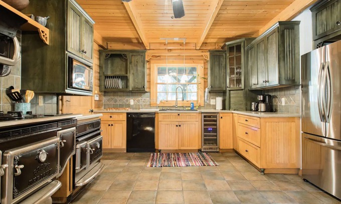 Warwick Cabina | Gorgeous Log Cabin Getaway with Private Lake