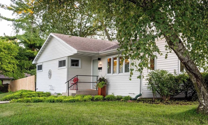 Madison Casa | Gorgeous MCM Ranch, Fantastic Location, 5 Min to UW Campus and Downtown Madison