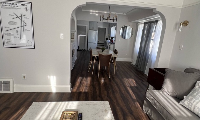 Milwaukee Casa | Gorgeous MKE Mid Century Modern Close to Airport-Downtown-Hospitals Pet Friendly