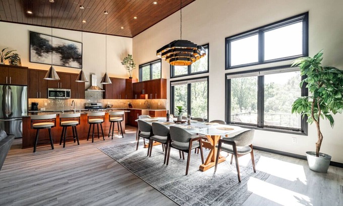 Okauchee Lake Casa | Gorgeous Modern Build, 4 BD/4 BA, Near Downtown and Hwy