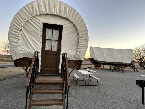 South Oklahoma City Casa | Gorgeous Nature Getaways in this Wonderful Covered Wagon Rental for 4 in Moore, Oklahoma