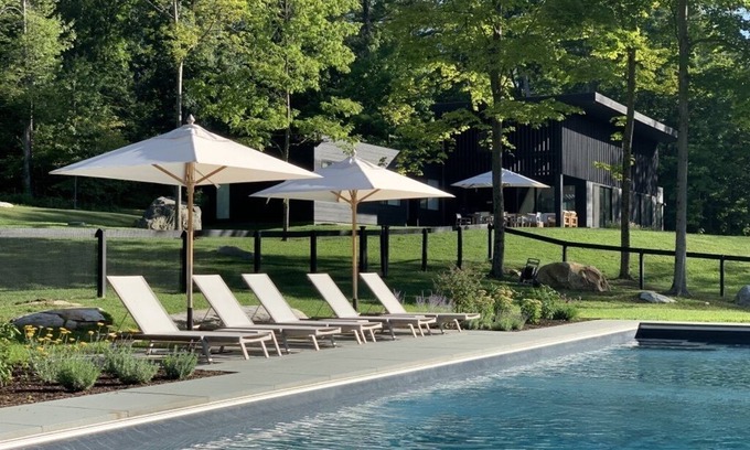 Great Barrington Casa | Lujosa finca moderna con piscina climatizada, bañera de hidromasaje y frente al lago.