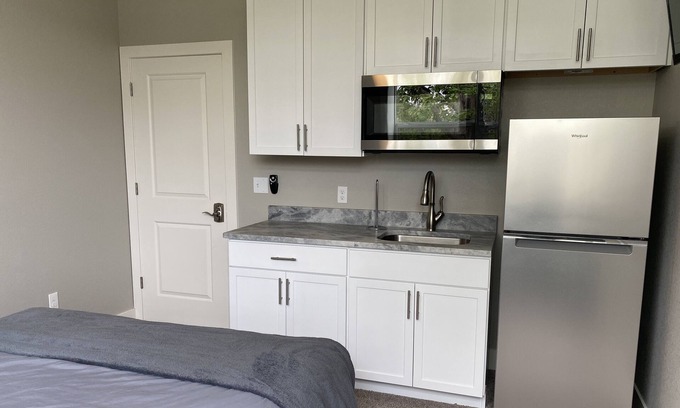 Sterling Apartamento | Gorgeous Remodeled Studios! # 15