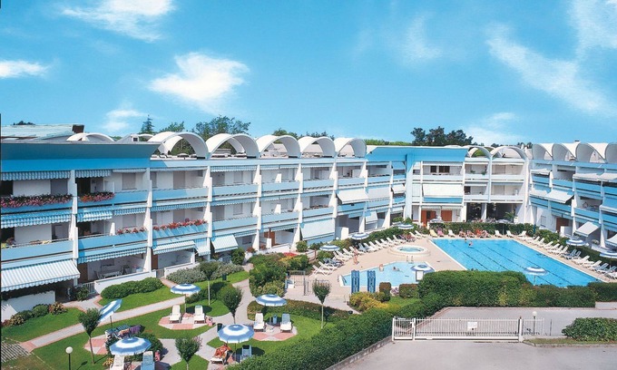 San Michele al Tagliamento Apartamento | Hermoso refugio con piscina en una zona verde cerca de la playa.