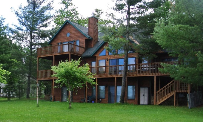 Shell Lake Cabina | Hermosa vista del atardecer y Sandy Beach en Shell Lake con sala de juegos.