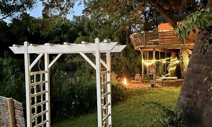 Willis Cabina | Gorgeous Tree House Rental with Lake Views for Glamping in Texas