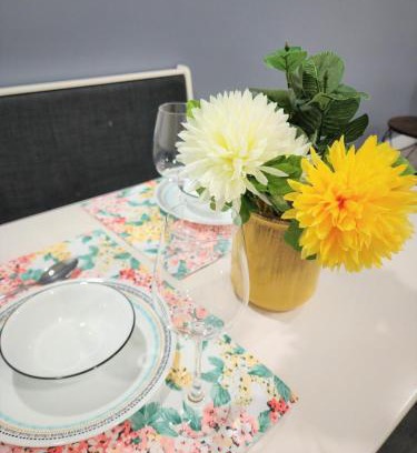 Caulfeild Apartamento | Gorgeous Two Bedroom Suite in a Quiet, Picturesque Neighborhood!