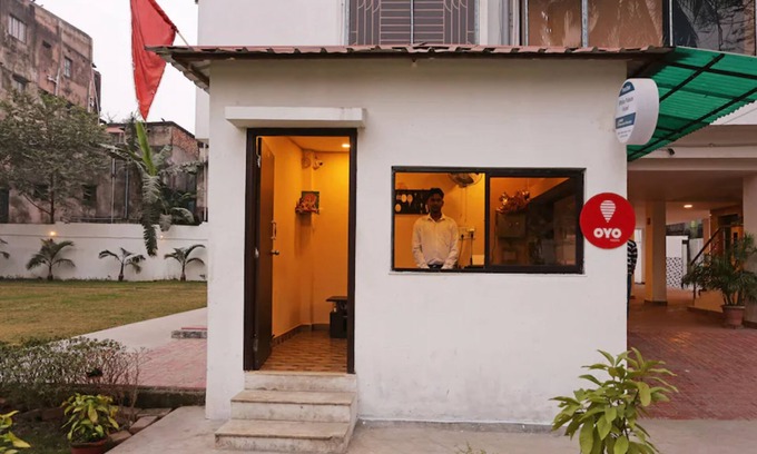 Behala Hotel | Goroomgo White Palace Hotel & Resort New Alipore Kolkata