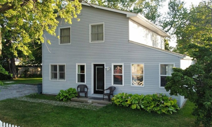 Geneva-on-the-Lake Casa | GOTL 5BR · 5 Bedroom Lakeside Vacation Rental Home Sleeps 12