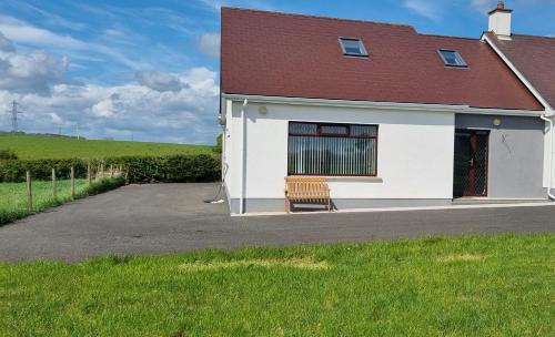 Carrickfergus Casa | Grace's Place with Hot Tub & Games Room