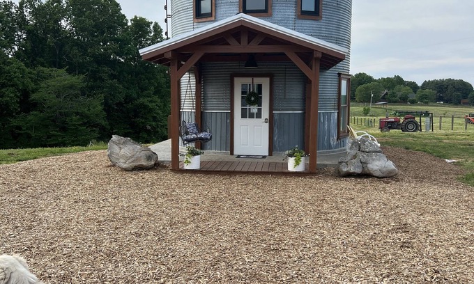 Red Boiling Springs Cabaña | Grain Bin Farmhouse with Loft Bedroom