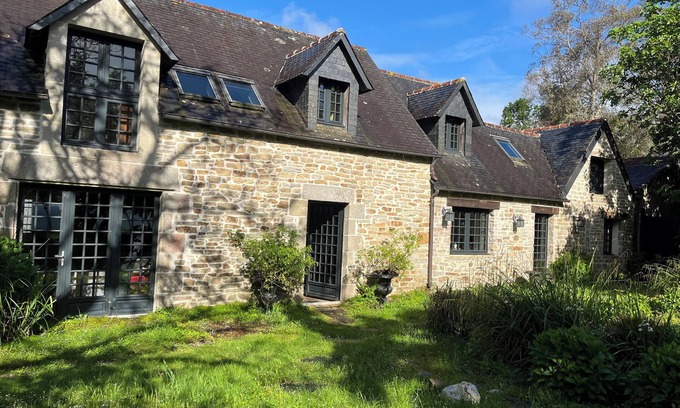Ploneour-Lanvern Cabaña | Grand Cottage-Near Benodet-Heated Pool