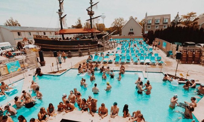 Put-in-Bay Hotel | Grand Islander Hotel