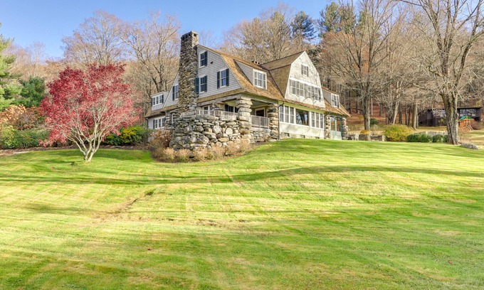 New Preston Casa | "Las Rocas" Astounding 8BR House el 25 Acres w / 500 pies del lago Waramaug Waterfront - Perfecto para reuniones familiares, Independiente 7 Bedroom Home & Cottages disponible en el hotel!