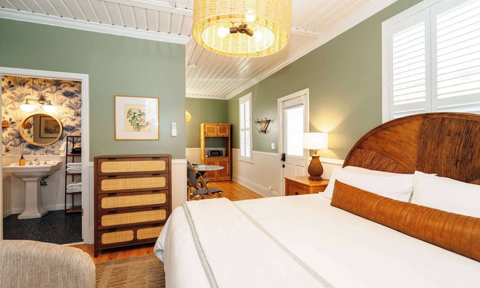 Historic Railroad District Apartamento | Grand Luxe Suite with Jetted Tub