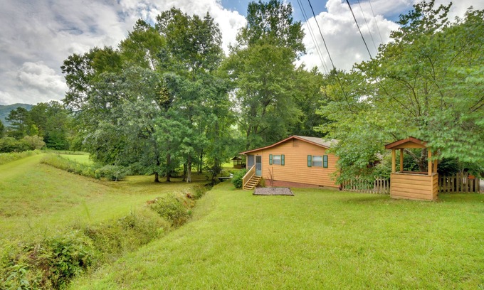 Murphy Cabaña | Grand Murphy Cabin w/ Fire Pit & Game Room!