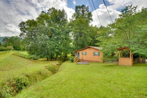 Murphy Casa | Grand Murphy Cabin with Fire Pit and Game Room!