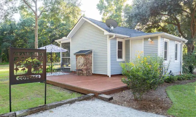 Charleston Cabaña | Grand Oaks Cottage: Ideal Location!