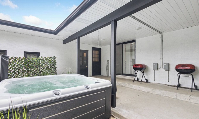 Michigan City Casa | Grand Reunion House 2 / Hot Tub / Pet Friendly / Duplex