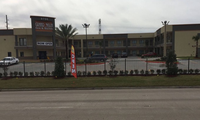 Humble Hotel | Grand Villa Inn & Suites - Humble