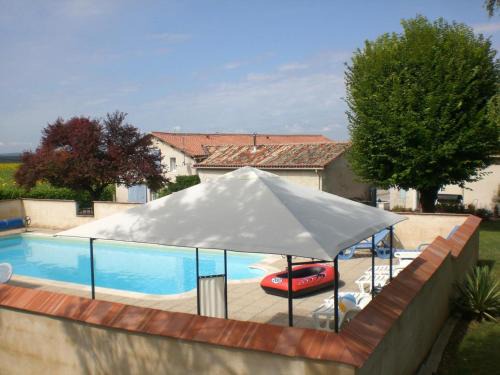 Angeduc Casa | Grande Maison en Charente avec Piscine Chauffée et Animaux Acceptés - FR-1-653-272