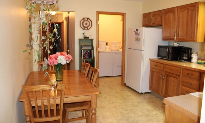 Twain Casa | Grandma's House - home away from home, close to UI, downtown IC and Coralville