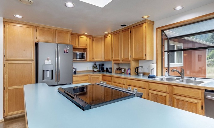 Randle Casa | `Grandpa`s Orange House` Wifi, Pet Friendly, AC