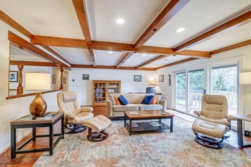 Grants Pass Casa | Grants Pass Vacation Rental Home Deck and Views!