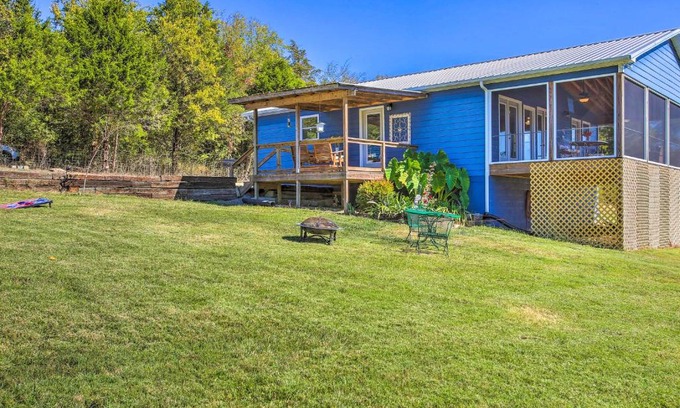Granville Casa | Granvilles Blue Cottage Porch and River View!