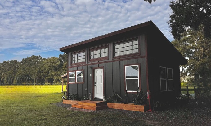 Reddick Cabaña | Grass Campers Charming 1 Bedroom Cow Farm Cottage near WEC