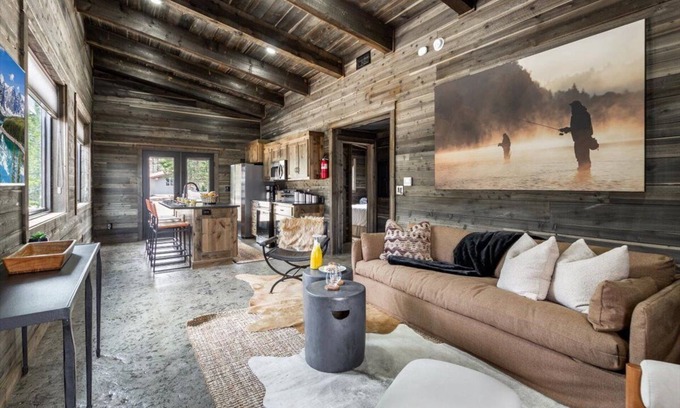 Last Chance Casa | Grasshoppers Escape|Cozy Cabin, World Class Fishing, Firepit, 30m Yellowstone