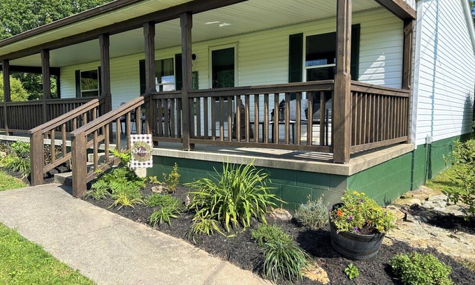 Wilderness Casa | Grassy Meadow Getaway - HOT TUB!