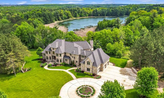 Krakow Casa | Gray Lake Villa -Sauna/Theater/9 bedroom/Sleeps 22